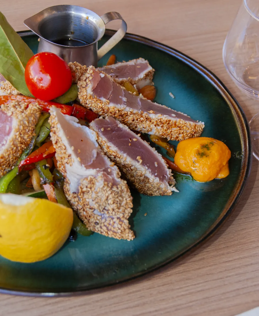 Tataki de thon rouge en croûte de sésame, Bistrot de Jennifer