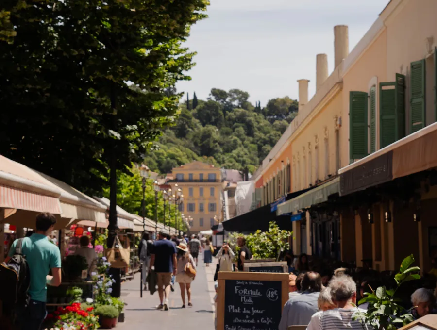 Les habitués attablés au Bistrot de Jennifer, l'âme de la maison
