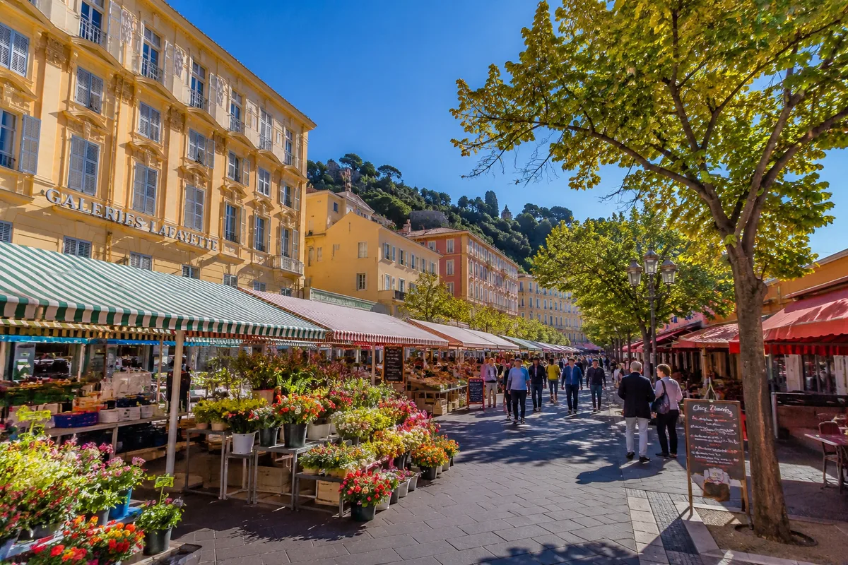 Franchir le Var pour rejoindre le Bistrot de Jennifer, Cours Saleya dans le Vieux Nice